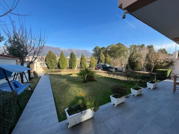 Tirane, jepet me qera apartament duplex 5+1 Kati 2, 155 m² 1.500 € (Ali Demi)