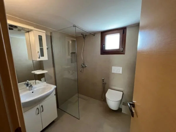 Tirane, jepet me qera apartament duplex 5+1 Kati 2, 155 m² 1.500 € (Ali Demi)