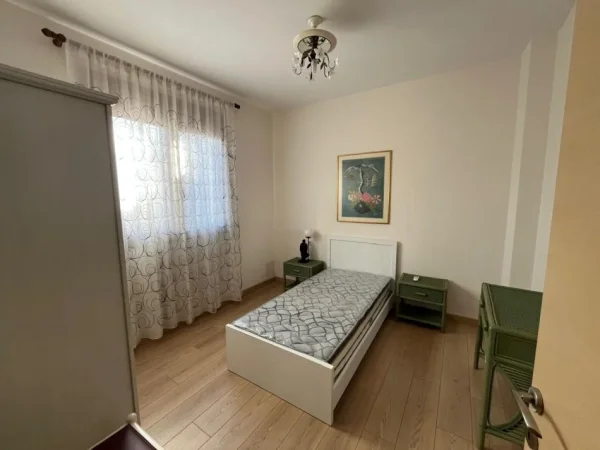Tirane, jepet me qera apartament duplex 5+1 Kati 2, 155 m² 1.500 € (Ali Demi)