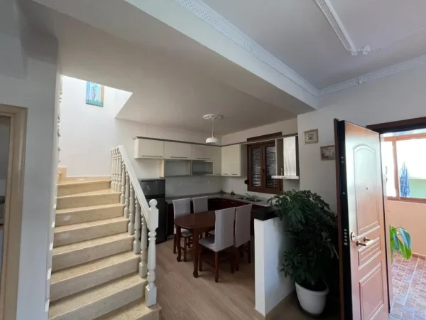 Tirane, jepet me qera apartament duplex 5+1 Kati 2, 155 m² 1.500 € (Ali Demi)