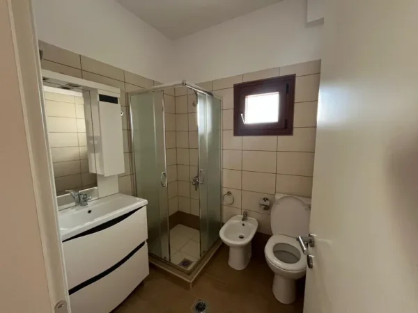 Tirane, jepet me qera apartament duplex 5+1 Kati 2, 155 m² 1.500 € (Ali Demi)