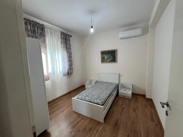 Tirane, jepet me qera apartament duplex 5+1 Kati 2, 155 m² 1.500 € (Ali Demi)