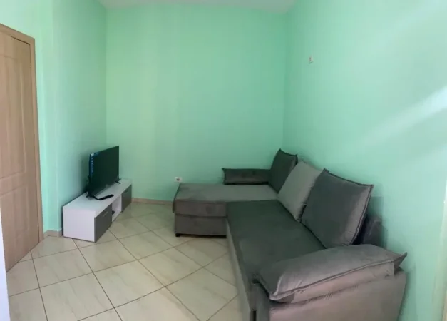 Tirane, jepet me qera shtepi 2+1+Ballkon Kati 1, 100 m² 400 € (rruga Kristaq Capo)