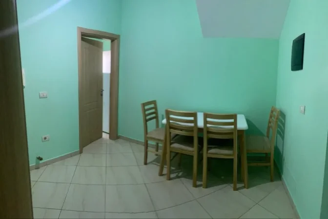 Tirane, jepet me qera shtepi 2+1+Ballkon Kati 1, 100 m² 400 € (rruga Kristaq Capo)