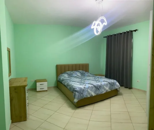 Tirane, jepet me qera shtepi 2+1+Ballkon Kati 1, 100 m² 400 € (rruga Kristaq Capo)