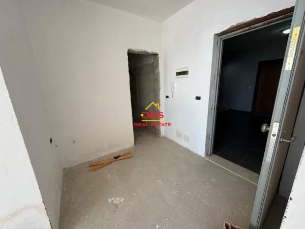 Vlore, shitet apartament 1+1+Ballkon Kati 3, 75 m² 159.000 € (Rruga Sazani)