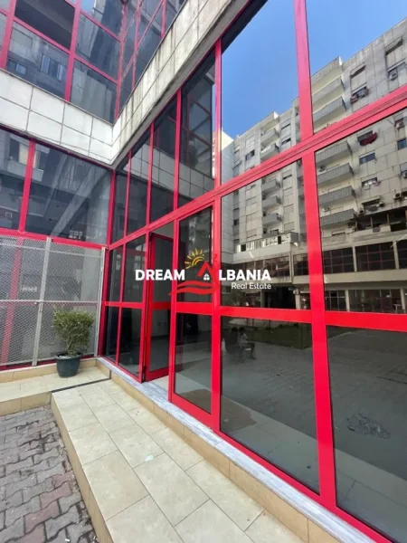 Tirane, jepet me qera dyqan Kati 0, 100 m² 500 € (Prane pallatit te verdhe, Terminali, Casa Italia)