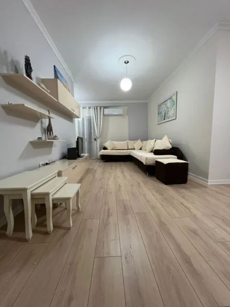 Tirane, jepet me qera apartament 1+1+Ballkon Kati 3, 70 m² 450 € (Astir pallati Eja Studio)