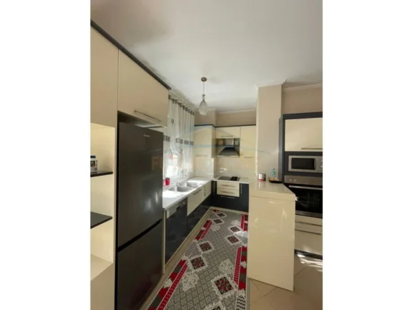 Tirane, jepet me qera apartament 1+1+Ballkon Kati 4, 70 m² 800 € (rruga e bogdaneve)