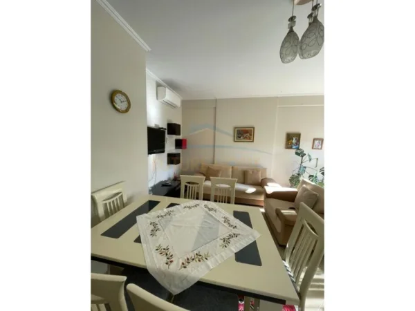 Tirane, jepet me qera apartament 1+1+Ballkon Kati 4, 70 m² 800 € (rruga e bogdaneve)