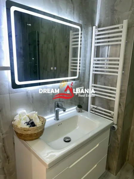 Tirane, jepet me qera apartament 2+1+Ballkon Kati 2, 106 m² 800 € (Ne rrugen Jordan Misja, Prane Bulevardit te Ri)