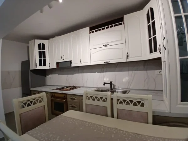 Tirane, jepet me qera apartament 2+1 Kati 1, 80 m² 550 € (rruga Muhamed Gjollesha)