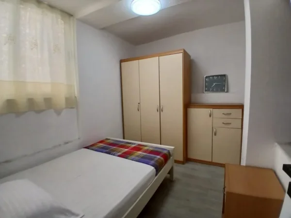 Tirane, jepet me qera apartament 2+1 Kati 1, 80 m² 550 € (rruga Muhamed Gjollesha)