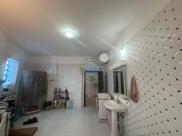 Durres, jepet me qera apartament 2+1 Kati 3, 100 m² 600 € (gjykata)
