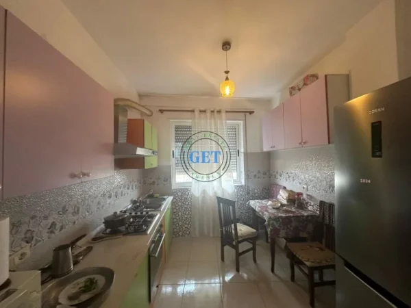 Durres, jepet me qera apartament 2+1 Kati 3, 100 m² 600 € (gjykata)