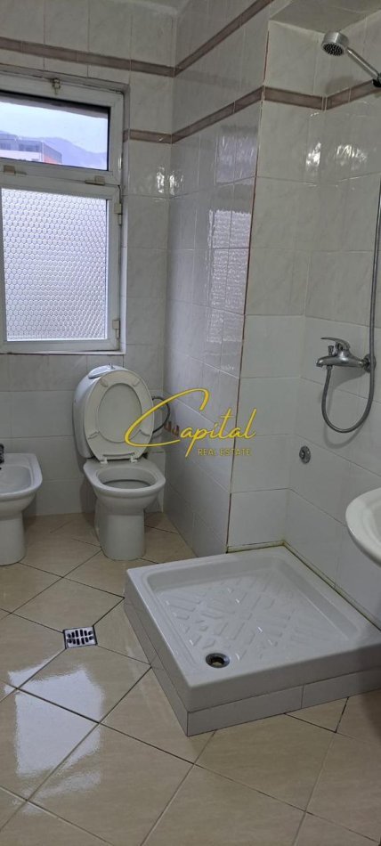 Tirane, jepet me qera apartament 2+1 Kati 5, 86 m² 450 € (ALI DEMI)