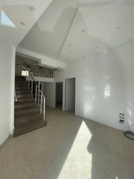 Tirane, jepet me qera dyqan Kati 0, 150 m² 1.500 € (QYTET STUDENTI)