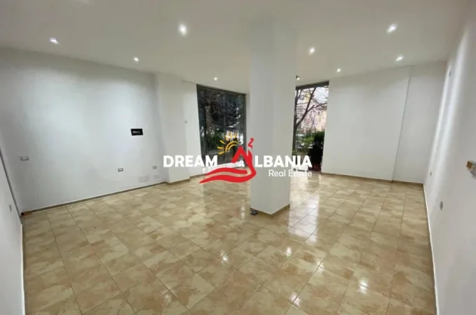 Tirane, jepet me qera dyqan Kati 0, 55 m² 360 € (Prane KMY, Kompleksi Çabej, Yzberisht)