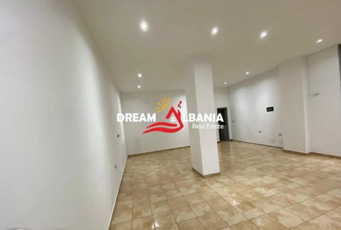 Tirane, jepet me qera dyqan Kati 0, 55 m² 360 € (Prane KMY, Kompleksi Çabej, Yzberisht)