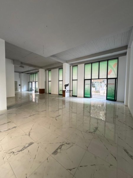 Tirane, jepet me qera dyqan Kati 0, 200 m² 2.700 € (VASIL SHANTO)