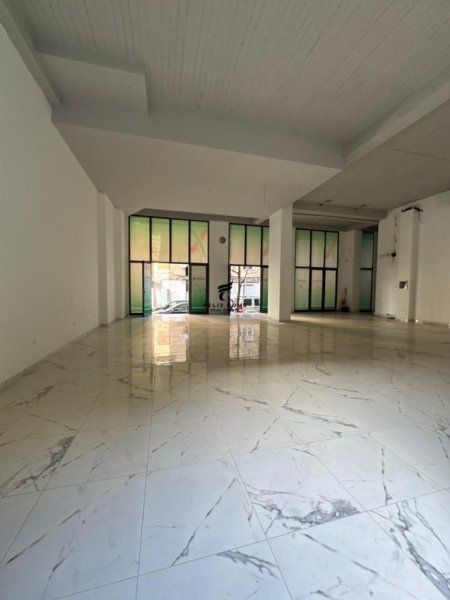 Tirane, jepet me qera dyqan Kati 0, 200 m² 2.700 € (VASIL SHANTO)