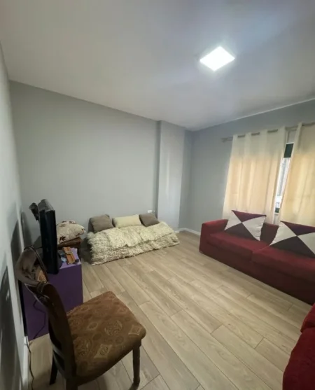 Tirane, jepet me qera apartament 2+1 Kati 4, 100 m² 500 € (Rruga e Thesarit ne Fresk)