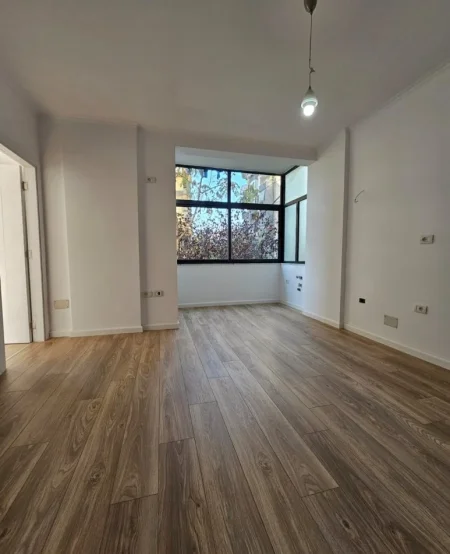 Tirane, shes apartament 1+1+Ballkon Kati 2, 47 m² 108'000 € (Rruga e Kavajes te Nishrak)
