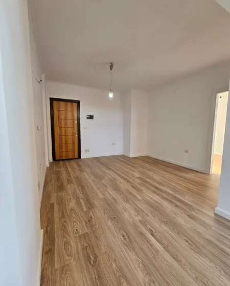Tirane, shes apartament 1+1+Ballkon Kati 2, 47 m² 108'000 € (Rruga e Kavajes te Nishrak)