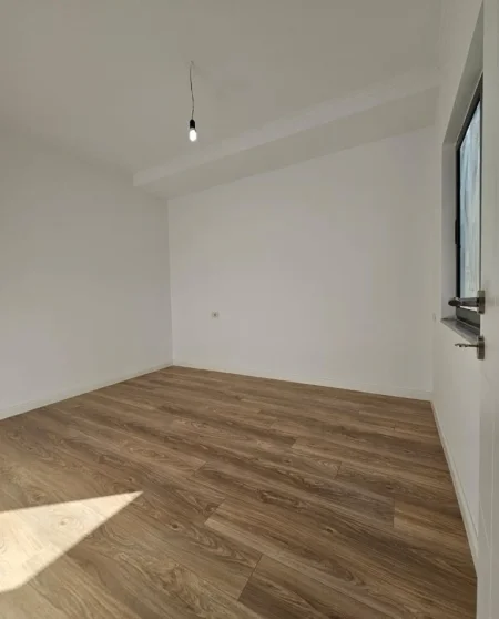 Tirane, shes apartament 1+1+Ballkon Kati 2, 47 m² 108'000 € (Rruga e Kavajes te Nishrak)