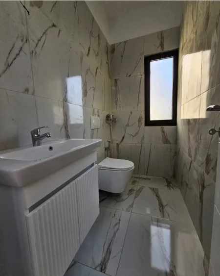 Tirane, shes apartament 1+1+Ballkon Kati 2, 47 m² 108'000 € (Rruga e Kavajes te Nishrak)