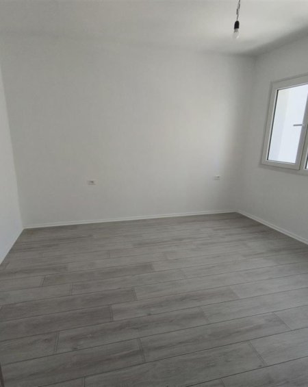 Tirane, jepet me qera dyqan Kati 0, 33 m² 400 € (ALI DEMI)