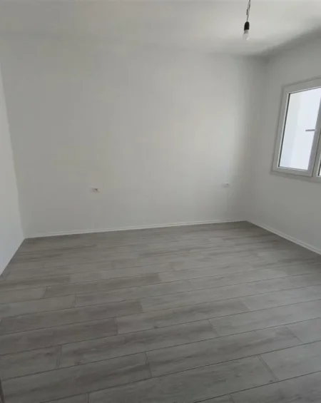 Tirane, jepet me qera dyqan Kati 0, 33 m² 400 € (ALI DEMI)