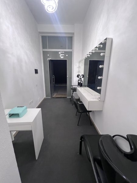 Tirane, shitet ambjent biznesi Kati 0, 13 m² 33.000 € (4 deshmoret)