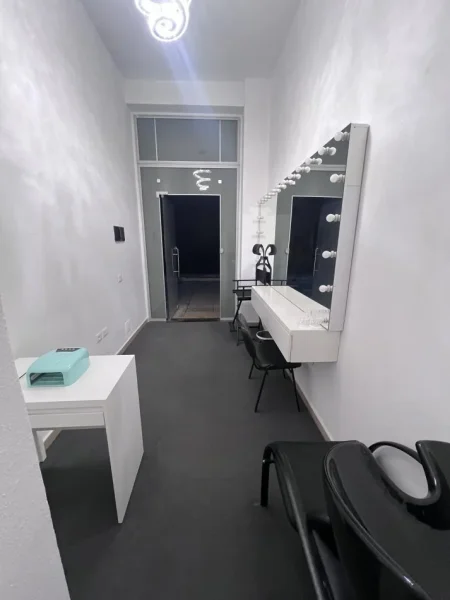 Tirane, shitet ambjent biznesi Kati 0, 13 m² 33.000 € (4 deshmoret)