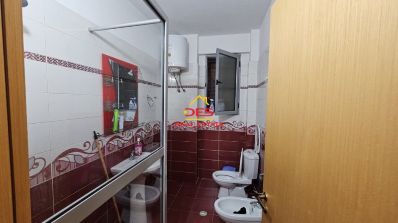 Vlore, jepet me qera apartament 1+1+Ballkon Kati 3, 70 m² 300 € (Rruga Gjergj Arianiti)
