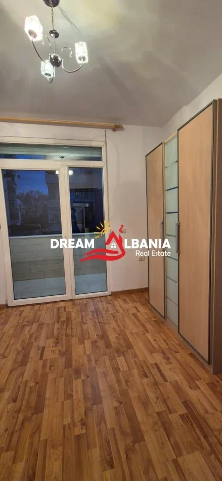 Tirane, jepet me qera zyre Kati 3, 126 m² 1.200 € (Tek Ish-Expozita prane Gjykates se Rrethit Gjyqesor)