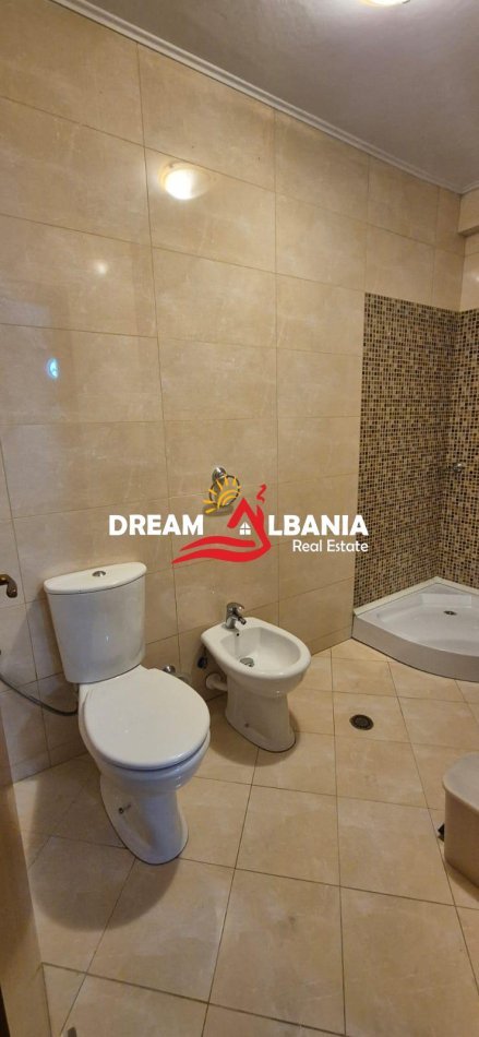 Tirane, jepet me qera zyre Kati 3, 126 m² 1.200 € (Tek Ish-Expozita prane Gjykates se Rrethit Gjyqesor)