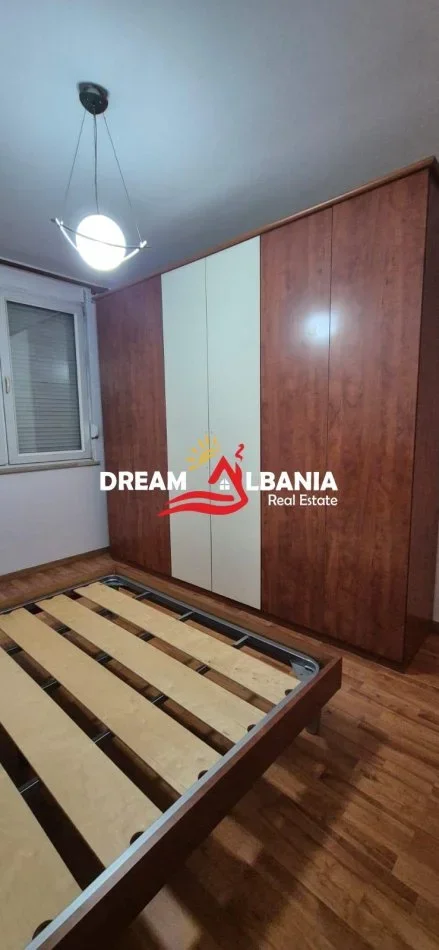 Tirane, jepet me qera zyre Kati 3, 126 m² 1.200 € (Tek Ish-Expozita prane Gjykates se Rrethit Gjyqesor)