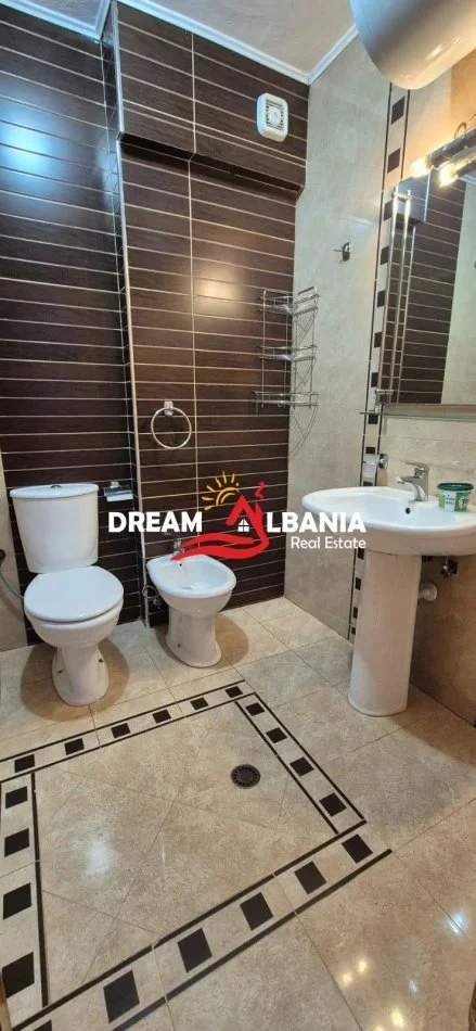 Tirane, jepet me qera zyre Kati 3, 126 m² 1.200 € (Tek Ish-Expozita prane Gjykates se Rrethit Gjyqesor)