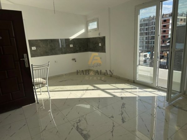 Golem, shitet apartament 2+1 Kati 6, 95.000 € (Golem)