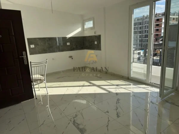 Golem, shitet apartament 2+1 Kati 6, 95.000 € (Golem)