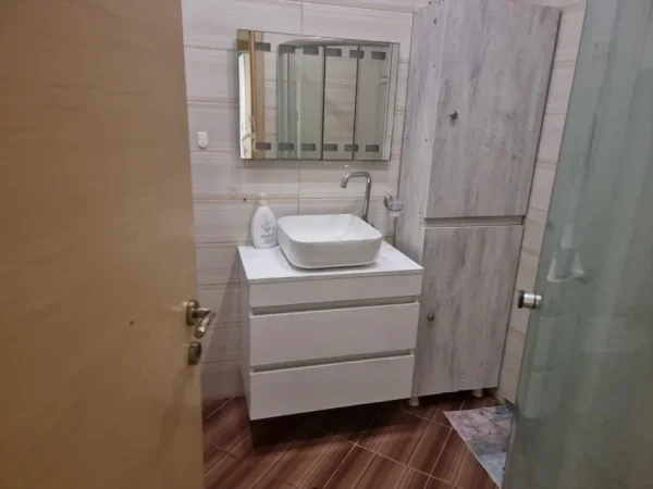 Tirane, jepet me qera apartament 2+1 Kati 7, 106 m² 550 € 