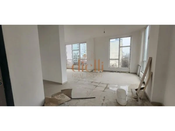 Tirane, jepet me qera ambjent biznesi Kati 6, 140 m² 1.000 € (tek Ish Stacioni Trenit)