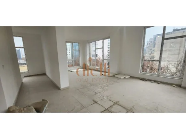 Tirane, jepet me qera ambjent biznesi Kati 6, 140 m² 1.000 € (tek Ish Stacioni Trenit)