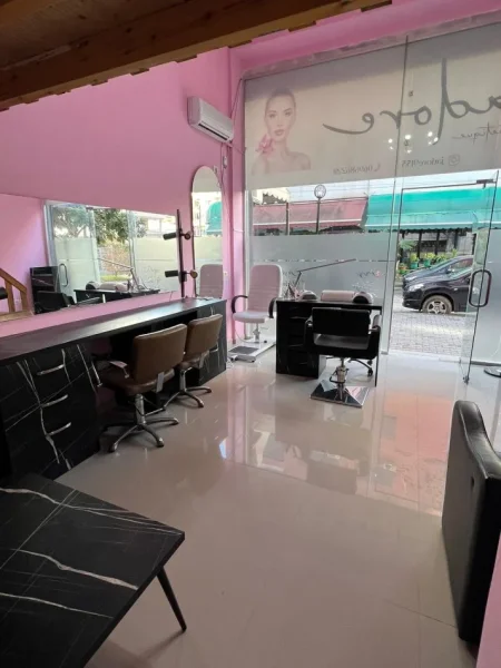 Tirane, jepet me qera dyqan Kati 0, 35 m² 300 € 