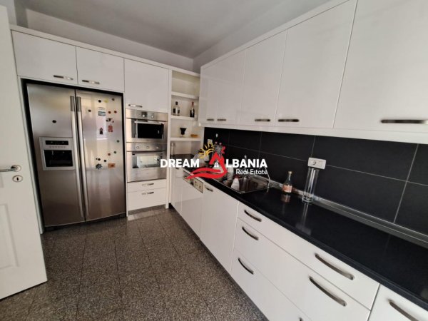 Tirane, jepet me qera apartament 3+1+Ballkon Kati 2, 265 m² 1.600 € (Rezidenca Touch of the Sun)