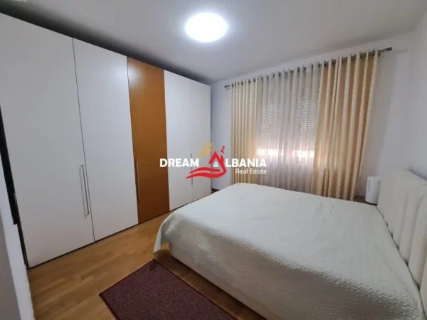 Tirane, jepet me qera apartament 3+1+Ballkon Kati 2, 265 m² 1.600 € (Rezidenca Touch of the Sun)