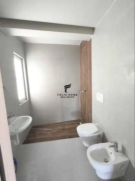 Tirane, jepet me qera zyre Kati 7, 100 m² 550 € (ASTIR)
