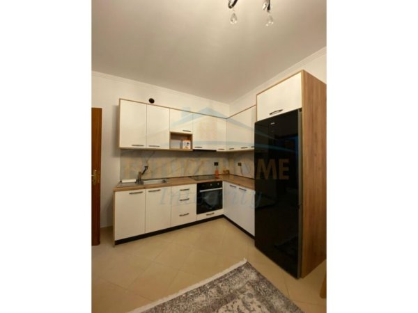 Tirane, jepet me qera apartament 1+1 Kati 4, 64 m² 400 € (FRESK)