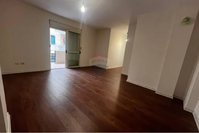 Tirane, shitet 1+1 , (liqeni i thate)